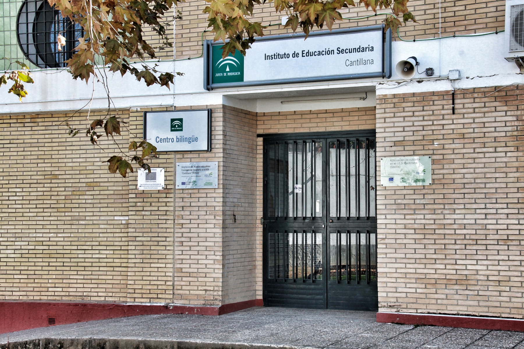 Entrada del IES Cantillana